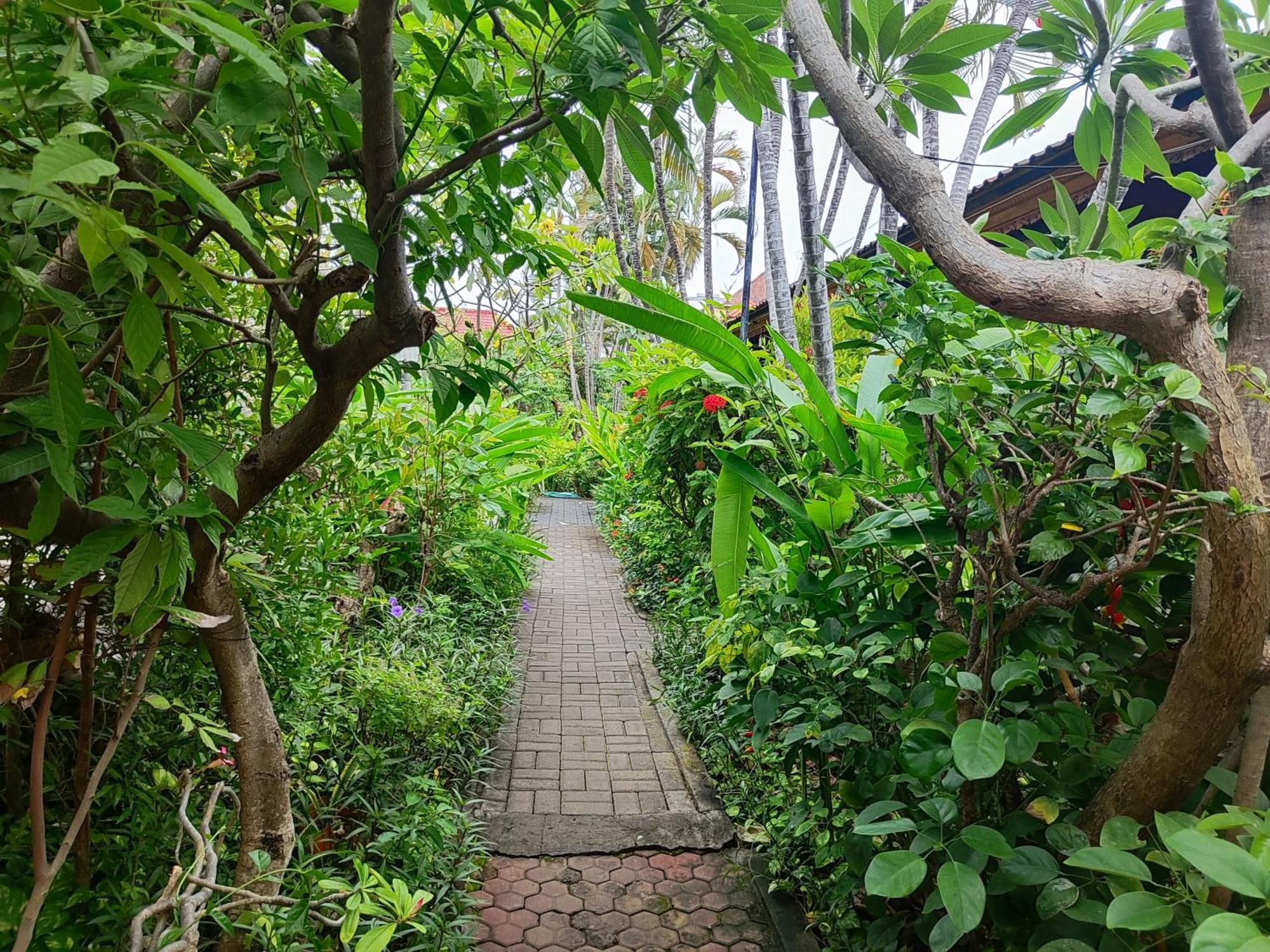 Adus Beach Inn Legian  Exterior photo